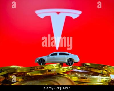 SUQIAN, CHINA - 4. APRIL 2023 - Tesla Marktwert verdunstet um $40 Milliarden Dollar, Suqian, Provinz Jiangsu, China, 4. April, 2023. Tesla hat 42 geliefert Stockfoto