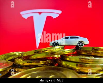 SUQIAN, CHINA - 4. APRIL 2023 - Tesla Marktwert verdunstet um $40 Milliarden Dollar, Suqian, Provinz Jiangsu, China, 4. April, 2023. Tesla hat 42 geliefert Stockfoto