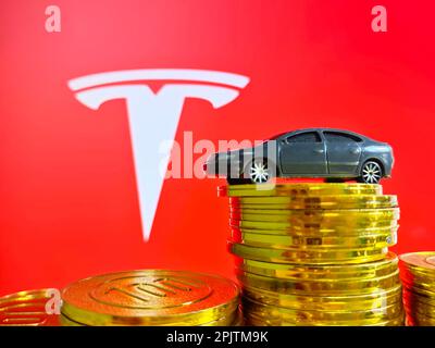 SUQIAN, CHINA - 4. APRIL 2023 - Tesla Marktwert verdunstet um $40 Milliarden Dollar, Suqian, Provinz Jiangsu, China, 4. April, 2023. Tesla hat 42 geliefert Stockfoto