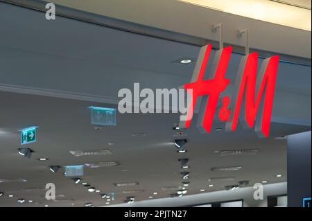 Warshaw, Polen - 14. Mai 2022: H&M Store im Einkaufszentrum Stockfoto