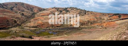 Zentrale Madagaskar-Landschaft - Betafo, Vakinankaratra. Landschaftslandschaft im Hochland. Durch die Entwaldung entsteht Land- oder Weideland, aber es können auch als geschaffen werden Stockfoto