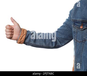 Ein Mann, der Daumen nach oben auf weißem Hintergrund zeigt, Nahaufnahme der Hand. Per Anhalter Stockfoto