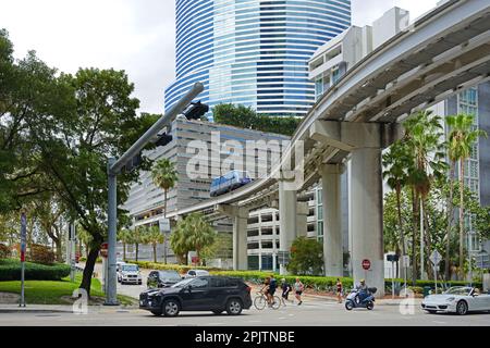 MetroMover, kostenloses automatisches Personenbahnsystem, das von Miami-Dade Transit in Miami, Florida, USA betrieben wird Stockfoto