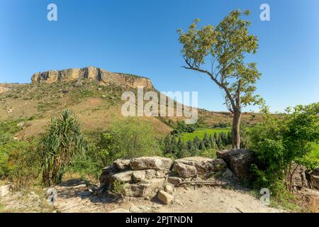 Isalo-Nationalpark in der Region Ihorombe. Wildnislandschaft mit Wassererosion in felsige Felsvorsprünge, Hochebenen, weitläufige Ebenen und tiefe Schluchten. Beau Stockfoto