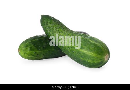 Ganze frische grüne Gurken auf weißem Hintergrund Stockfoto