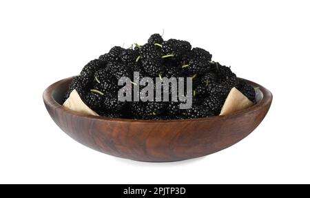 Reife schwarze Maulbeeren in einer Holzschüssel auf weißem Hintergrund Stockfoto