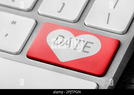 Online-Dating. Rote Taste mit Wort "Datum" auf der Computertastatur, Nahaufnahme Stockfoto