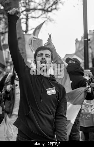 Vor der Downing Street versammelten sich britische Iraner und Anhänger, um gegen die herrschende Islamische Republik in Iran und das Verhalten des IRGC zu protestieren. Am 16. September 2022 starb die 22-jährige iranische Frau Mahsa Amini, auch bekannt als Jina Amini, an Verletzungen, die sie in Gewahrsam der religiösen Moralpolizei der iranischen Regierung erhalten hatte. Der Tod von Amini führte zu einer Reihe von Protesten im ganzen Iran gegen die herrschende Islamische republik. Stockfoto