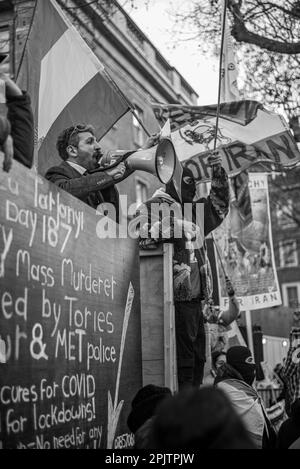 Vor der Downing Street versammelten sich britische Iraner und Anhänger, um gegen die herrschende Islamische Republik in Iran und das Verhalten des IRGC zu protestieren. Am 16. September 2022 starb die 22-jährige iranische Frau Mahsa Amini, auch bekannt als Jina Amini, an Verletzungen, die sie in Gewahrsam der religiösen Moralpolizei der iranischen Regierung erhalten hatte. Der Tod von Amini führte zu einer Reihe von Protesten im ganzen Iran gegen die herrschende Islamische republik. Stockfoto