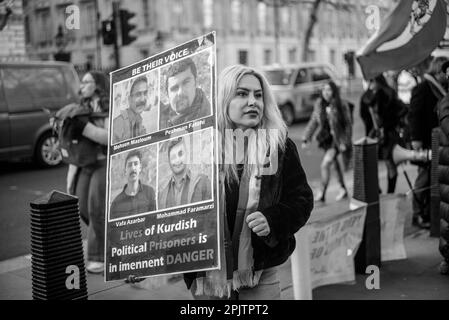 Vor der Downing Street versammelten sich britische Iraner und Anhänger, um gegen die herrschende Islamische Republik in Iran und das Verhalten des IRGC zu protestieren. Am 16. September 2022 starb die 22-jährige iranische Frau Mahsa Amini, auch bekannt als Jina Amini, an Verletzungen, die sie in Gewahrsam der religiösen Moralpolizei der iranischen Regierung erhalten hatte. Der Tod von Amini führte zu einer Reihe von Protesten im ganzen Iran gegen die herrschende Islamische republik. Stockfoto