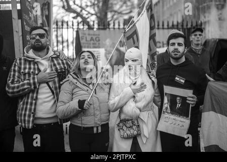 Vor der Downing Street versammelten sich britische Iraner und Anhänger, um gegen die herrschende Islamische Republik in Iran und das Verhalten des IRGC zu protestieren. Am 16. September 2022 starb die 22-jährige iranische Frau Mahsa Amini, auch bekannt als Jina Amini, an Verletzungen, die sie in Gewahrsam der religiösen Moralpolizei der iranischen Regierung erhalten hatte. Der Tod von Amini führte zu einer Reihe von Protesten im ganzen Iran gegen die herrschende Islamische republik. Stockfoto