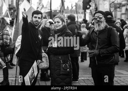 Vor der Downing Street versammelten sich britische Iraner und Anhänger, um gegen die herrschende Islamische Republik in Iran und das Verhalten des IRGC zu protestieren. Am 16. September 2022 starb die 22-jährige iranische Frau Mahsa Amini, auch bekannt als Jina Amini, an Verletzungen, die sie in Gewahrsam der religiösen Moralpolizei der iranischen Regierung erhalten hatte. Der Tod von Amini führte zu einer Reihe von Protesten im ganzen Iran gegen die herrschende Islamische republik. Stockfoto