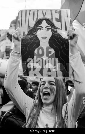 London/Großbritannien. 19.. November 2022. Tausende Demonstranten gegen das iranische Regime haben ihren letzten Protestmarsch von der iranischen Botschaft bis nach Whitehall im Zentrum von London organisiert. London/UK Aubrey Fagon/ Live News Alamy. Stockfoto