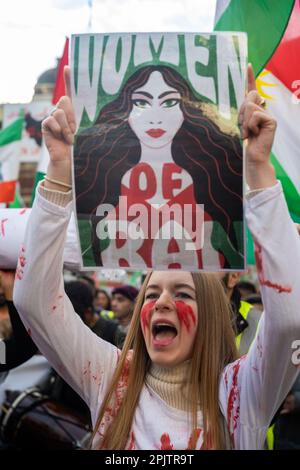 London/Großbritannien. 19.. November 2022. Tausende Demonstranten gegen das iranische Regime haben ihren letzten Protestmarsch von der iranischen Botschaft bis nach Whitehall im Zentrum von London organisiert. London/UK Aubrey Fagon/ Live News Alamy. Stockfoto