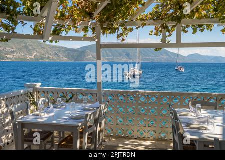 Wunderschöne Taverne mit Meerblick auf der Insel Kefalonia, Griechenland Stockfoto