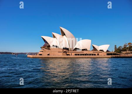 Blick auf das berühmte Opernhaus von Sydney tagsüber von der Manly Ferry. Stockfoto