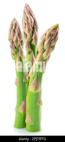 Grüne Spargelspieße auf weißem Hintergrund isoliert. Stockfoto