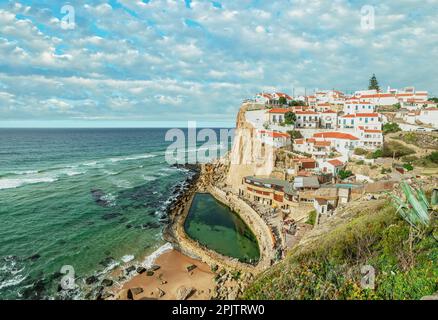 Herrlicher Blick auf Azenhas do Mar, kleine Stadt an der Atlantikküste. Gemeinde Sintra, Portugal. Stockfoto