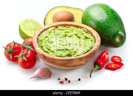 Guacamole-Schüssel und Guacamole-Zutaten isoliert auf weißem Hintergrund. Stockfoto