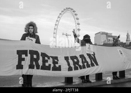 Britisch-Iraner und Anhänger säumten beide Seiten der Westminster Bridge mit Plakaten, während sie Protestlieder gegen die herrschende Islamische Republik im Iran und das Verhalten des IRGC sangen und sangen. Am 16. September 2022 starb die 22-jährige iranische Frau Mahsa Amini, auch bekannt als Jina Amini, an Verletzungen, die sie in Gewahrsam der religiösen Moralpolizei der iranischen Regierung erhalten hatte. Der Tod von Amini führte zu einer Reihe von Protesten im ganzen Iran gegen die herrschende Islamische republik. Stockfoto