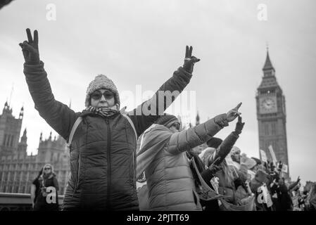 Britisch-Iraner und Anhänger säumten beide Seiten der Westminster Bridge mit Plakaten, während sie Protestlieder gegen die herrschende Islamische Republik im Iran und das Verhalten des IRGC sangen und sangen. Am 16. September 2022 starb die 22-jährige iranische Frau Mahsa Amini, auch bekannt als Jina Amini, an Verletzungen, die sie in Gewahrsam der religiösen Moralpolizei der iranischen Regierung erhalten hatte. Der Tod von Amini führte zu einer Reihe von Protesten im ganzen Iran gegen die herrschende Islamische republik. Stockfoto