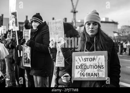 Britisch-Iraner und Anhänger säumten beide Seiten der Westminster Bridge mit Plakaten, während sie Protestlieder gegen die herrschende Islamische Republik im Iran und das Verhalten des IRGC sangen und sangen. Am 16. September 2022 starb die 22-jährige iranische Frau Mahsa Amini, auch bekannt als Jina Amini, an Verletzungen, die sie in Gewahrsam der religiösen Moralpolizei der iranischen Regierung erhalten hatte. Der Tod von Amini führte zu einer Reihe von Protesten im ganzen Iran gegen die herrschende Islamische republik. Stockfoto