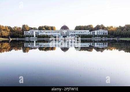 Das Park Hotel neben dem Hollersee See im historischen Burgerpark aus dem 19. Jahrhundert mit Gärten, Seen, Wäldern und Parkanlagen. Bremen. Stockfoto