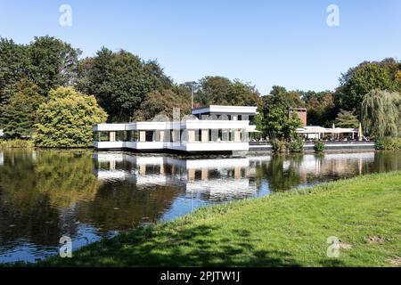 Kaffeehaus, Café, Restaurant und Bar am Emmasee (See) im Burgerpark aus dem 19. Jahrhundert mit Gärten, Seen und Parklandschaft. Bremen. Stockfoto