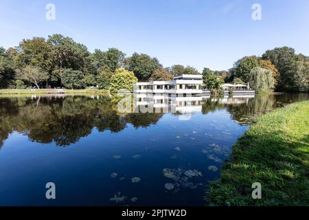 Kaffeehaus, Café, Restaurant und Bar am Emmasee (See) im Burgerpark aus dem 19. Jahrhundert mit Gärten, Seen und Parklandschaft. Bremen. Stockfoto