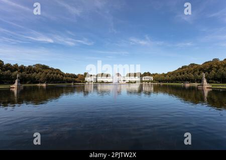 Das Park Hotel neben dem Hollersee See im historischen Burgerpark aus dem 19. Jahrhundert mit Gärten, Seen, Wäldern und Parkanlagen. Bremen. Stockfoto