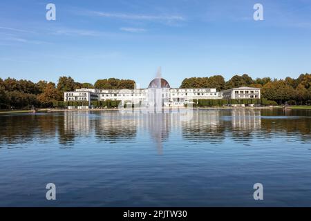 Das Park Hotel neben dem Hollersee See mit Springbrunnen im Burgerpark aus dem 19. Jahrhundert mit Gärten, Seen, Wäldern und Parkanlagen. Bremen. Stockfoto