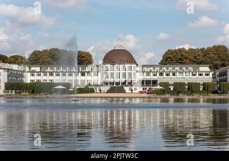 Das Park Hotel neben dem Hollersee See im historischen Burgerpark aus dem 19. Jahrhundert mit Gärten, Seen, Wäldern und Parkanlagen. Bremen. Stockfoto