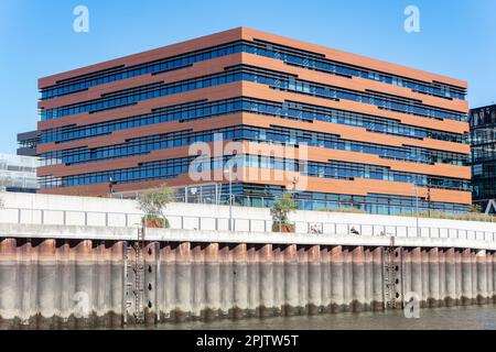 Umbau des Weser-Bahnhofs am Wasser mit Büros, Theater, Wohnungen, Freizeitaktivitäten, Restaurants, Cafés im Bezirk Überseestadt, Bremen. Stockfoto