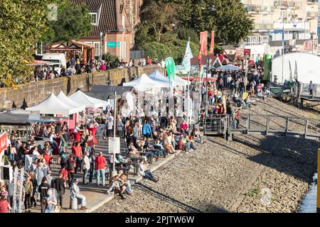 Die Menschen feiern den Maritime Day - Maritime Woche in Cafés und Bars auf der Schlachte - der historischen Uferpromenade an der Weser, Bremen. Stockfoto