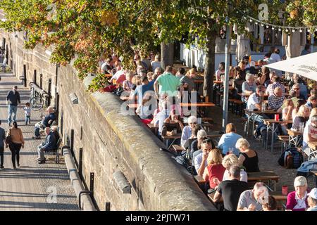 Die Menschen feiern den Maritime Day - Maritime Woche in Cafés und Bars auf der Schlachte - der historischen Uferpromenade an der Weser, Bremen. Stockfoto