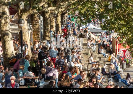 Die Menschen feiern den Maritime Day - Maritime Woche in Cafés und Bars auf der Schlachte - der historischen Uferpromenade an der Weser, Bremen. Stockfoto