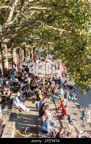 Die Menschen feiern den Maritime Day - Maritime Woche in Cafés und Bars auf der Schlachte - der historischen Uferpromenade an der Weser, Bremen. Stockfoto