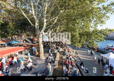 Die Menschen feiern den Maritime Day - Maritime Woche in Cafés und Bars auf der Schlachte - der historischen Uferpromenade an der Weser, Bremen. Stockfoto