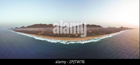 Blick von oben, atemberaubender Panoramablick auf den Strand von Cofete, umgeben von den Bergen des Naturparks Jandía. Stockfoto