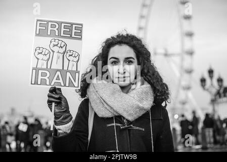 Britisch-Iraner und Anhänger säumten beide Seiten der Westminster Bridge mit Plakaten, während sie Protestlieder gegen die herrschende Islamische Republik im Iran und das Verhalten des IRGC sangen und sangen. Am 16. September 2022 starb die 22-jährige iranische Frau Mahsa Amini, auch bekannt als Jina Amini, an Verletzungen, die sie in Gewahrsam der religiösen Moralpolizei der iranischen Regierung erhalten hatte. Der Tod von Amini führte zu einer Reihe von Protesten im ganzen Iran gegen die herrschende Islamische republik. Stockfoto