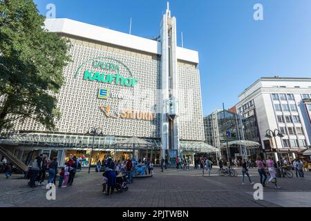 Galeria Kaufhof, Kaufhaus und direkter Eingang zur Lloyd Passage, Einkaufspassage in der Altstadt Mitte, Altstadt vom Hanseatenhof aus gesehen. Bremen. Stockfoto