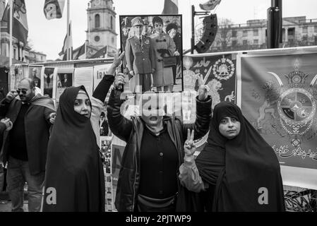 Briten und Anhänger des Irans marschierten durch das Zentrum Londons zum Tralfalgar-Platz, um gegen die herrschende Islamische Republik im Iran und das Verhalten des IRGC zu protestieren. Am 16. September 2022 starb die 22-jährige iranische Frau Mahsa Amini, auch bekannt als Jina Amini, an Verletzungen, die sie in Gewahrsam der religiösen Moralpolizei der iranischen Regierung erhalten hatte. Der Tod von Amini führte zu einer Reihe von Protesten im ganzen Iran gegen die herrschende Islamische republik. Stockfoto