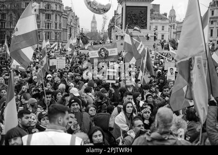 Briten und Anhänger des Irans marschierten durch das Zentrum Londons zum Tralfalgar-Platz, um gegen die herrschende Islamische Republik im Iran und das Verhalten des IRGC zu protestieren. Am 16. September 2022 starb die 22-jährige iranische Frau Mahsa Amini, auch bekannt als Jina Amini, an Verletzungen, die sie in Gewahrsam der religiösen Moralpolizei der iranischen Regierung erhalten hatte. Der Tod von Amini führte zu einer Reihe von Protesten im ganzen Iran gegen die herrschende Islamische republik. Stockfoto