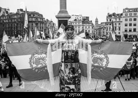 Briten und Anhänger des Irans marschierten durch das Zentrum Londons zum Tralfalgar-Platz, um gegen die herrschende Islamische Republik im Iran und das Verhalten des IRGC zu protestieren. Am 16. September 2022 starb die 22-jährige iranische Frau Mahsa Amini, auch bekannt als Jina Amini, an Verletzungen, die sie in Gewahrsam der religiösen Moralpolizei der iranischen Regierung erhalten hatte. Der Tod von Amini führte zu einer Reihe von Protesten im ganzen Iran gegen die herrschende Islamische republik. Stockfoto