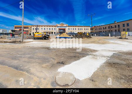 Rzeszow, Polen - Juni 2022: Die Fassade des Hauptbahnhofsgebäudes, vor dem eine umfassende Renovierung stattfindet Stockfoto