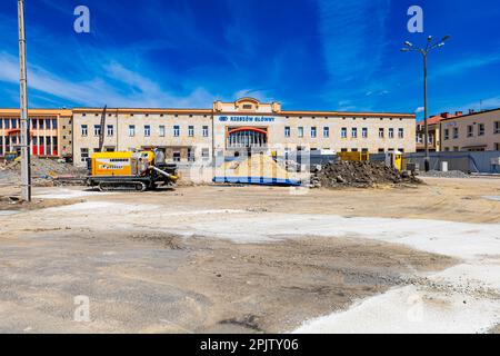 Rzeszow, Polen - Juni 2022: Die Fassade des Hauptbahnhofsgebäudes, vor dem eine umfassende Renovierung stattfindet Stockfoto