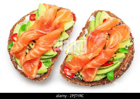 Lachstoast mit Avocado isoliert auf weißem Hintergrund. Draufsicht. Stockfoto