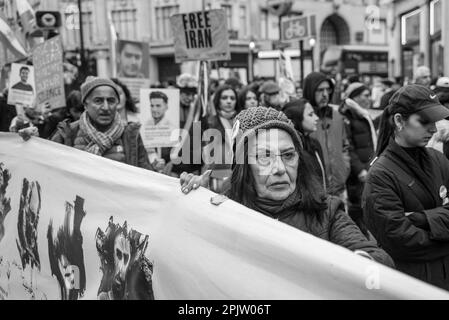 Briten und Anhänger des Irans marschierten durch das Zentrum Londons zum Tralfalgar-Platz, um gegen die herrschende Islamische Republik im Iran und das Verhalten des IRGC zu protestieren. Am 16. September 2022 starb die 22-jährige iranische Frau Mahsa Amini, auch bekannt als Jina Amini, an Verletzungen, die sie in Gewahrsam der religiösen Moralpolizei der iranischen Regierung erhalten hatte. Der Tod von Amini führte zu einer Reihe von Protesten im ganzen Iran gegen die herrschende Islamische republik. Stockfoto