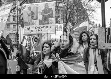 Briten und Anhänger des Irans marschierten durch das Zentrum Londons zum Tralfalgar-Platz, um gegen die herrschende Islamische Republik im Iran und das Verhalten des IRGC zu protestieren. Am 16. September 2022 starb die 22-jährige iranische Frau Mahsa Amini, auch bekannt als Jina Amini, an Verletzungen, die sie in Gewahrsam der religiösen Moralpolizei der iranischen Regierung erhalten hatte. Der Tod von Amini führte zu einer Reihe von Protesten im ganzen Iran gegen die herrschende Islamische republik. Stockfoto