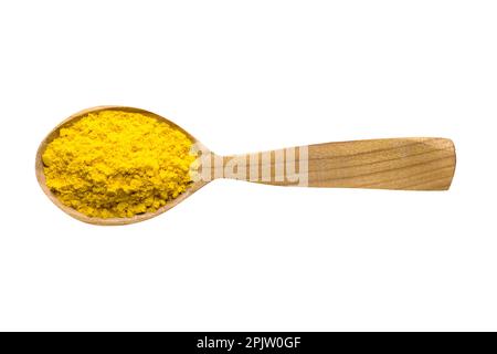Kurkumapulver zum Hinzufügen zu Lebensmitteln. Gewürz in Holzlöffel auf weiß isoliert. Würzen Sie eine köstliche Mahlzeit. Stockfoto